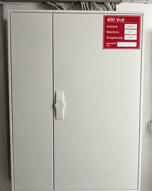 Neuer Zählerschrank mit 400-Volt-Kennzeichnung nach der Erneuerung des Hausanschlusses