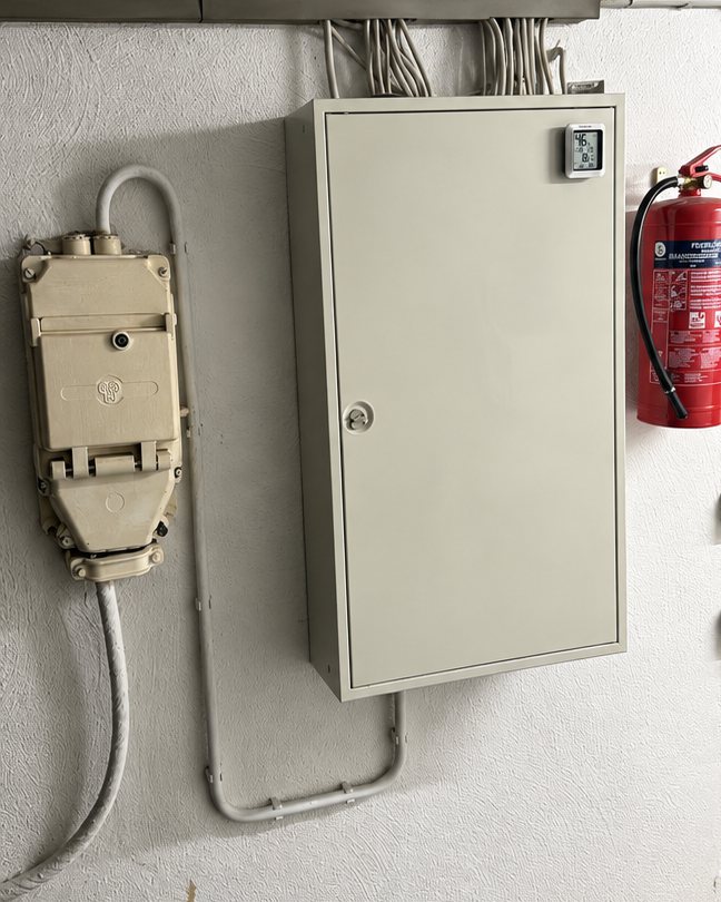 Alter Hausanschlusskasten mit aufgesetztem Kleinverteiler vor der Erneuerung